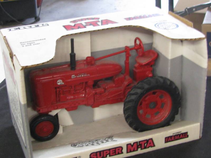 lot 38 image: Ertl Farmall M-TA Tractor