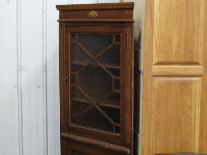 lot 42 image: Vintage Corner China Hutch