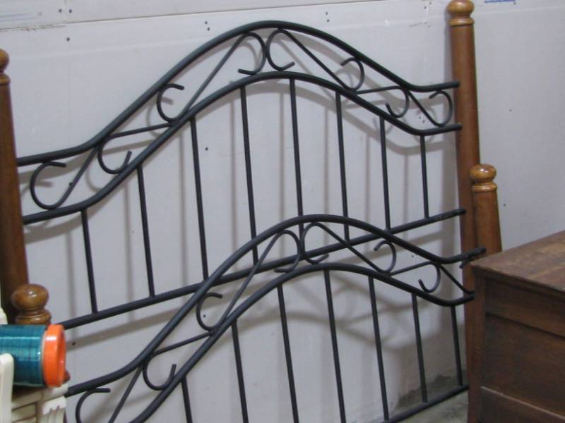 lot 44 image: MetalWood Bedroom Set