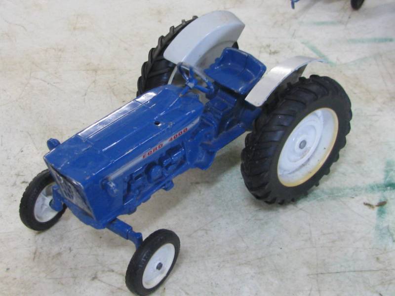 lot 53 image: Ford Die Cast Metal Tractor