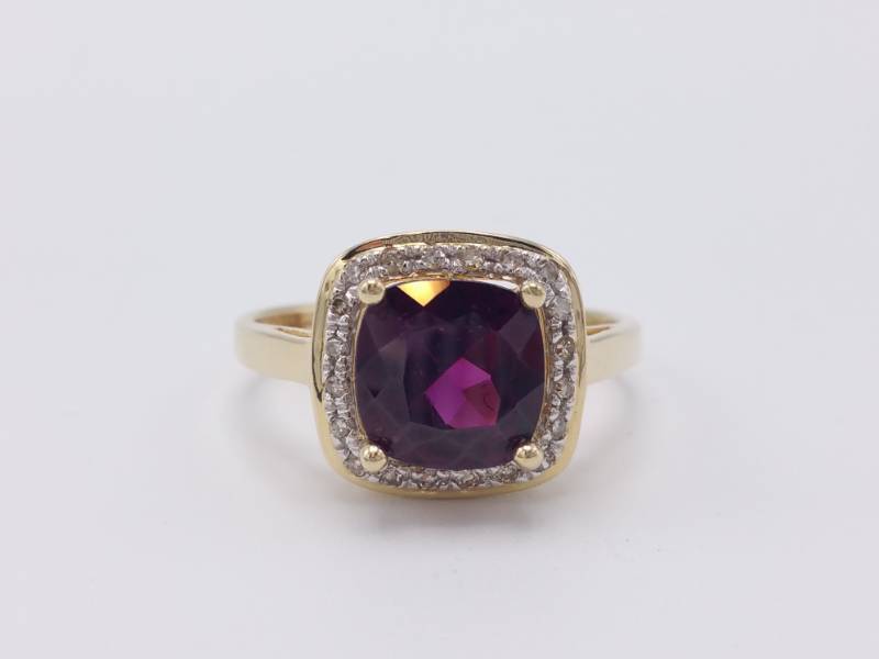 lot 14 image: Breathtaking Amethyst and Diamond Estate Ring in 14k Yellow Gold