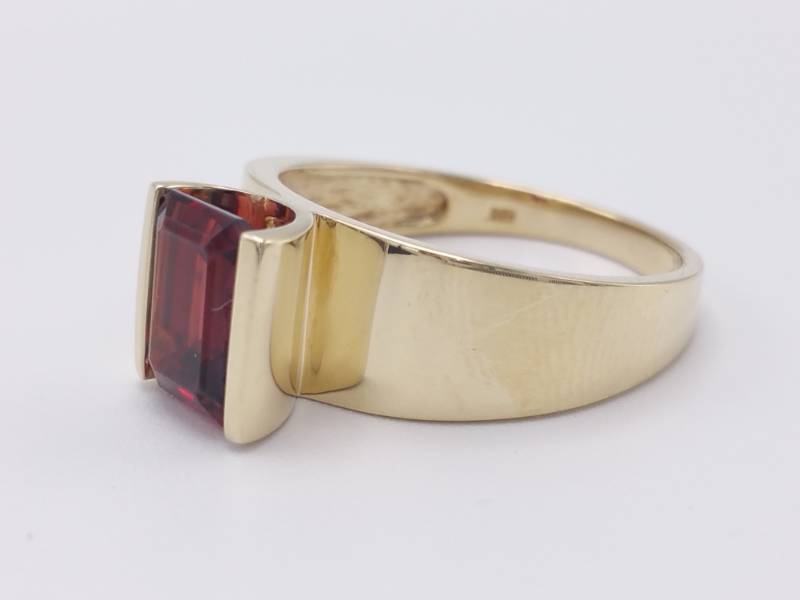 lot 16 image: Ladies Mod Cushion Cut Garnet in 10k High Polished Yellow Gold