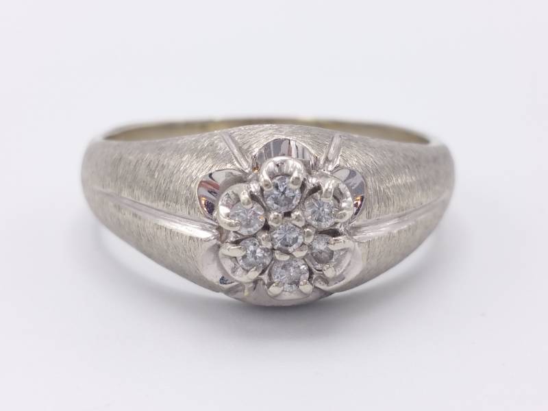 lot 22 image: Mens Handsome Diamond Estate Ring in 14k Yellow Gold
