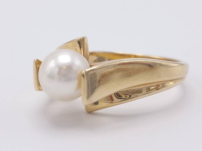 lot 26 image: Lustrous Large White Pearl Estate Ring in 14k Yellow Gold