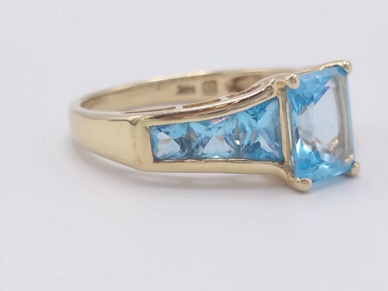 lot 53 image: Stunning Swiss Blue Estate Ring in 14k Yellow Gold