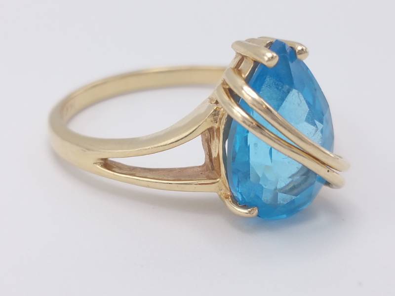 lot 54 image: Ladies Blue Topaz Estate Ring in 14k Yellow Gold