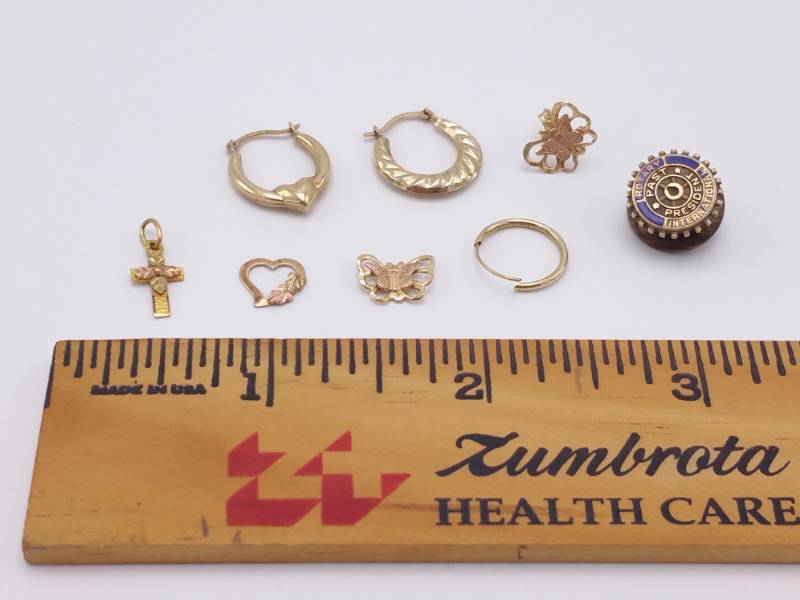 lot 58 image: Group of 10k Gold Jewelry - 3.5 Grams