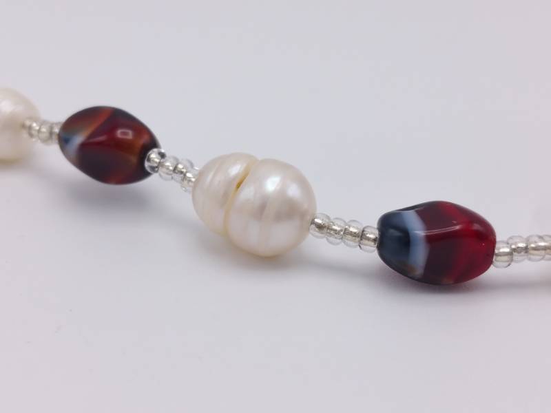 lot 66 image: Beautiful Baroque and Agate Estate 18 Necklace