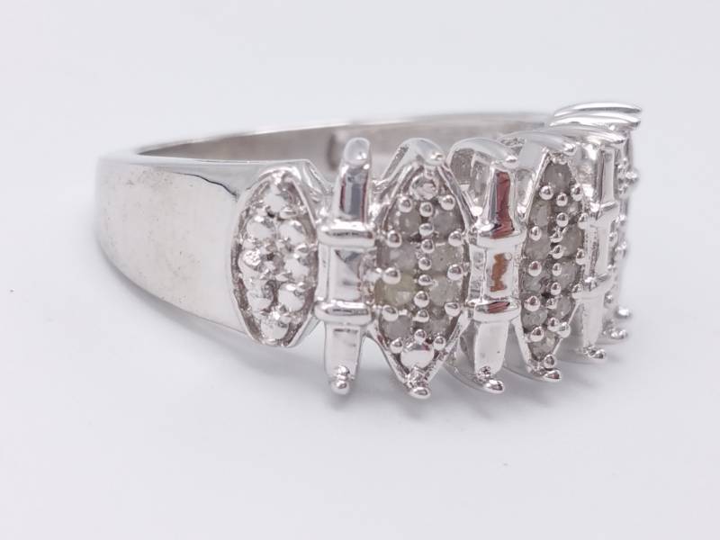 lot 77 image: Ladies Natural Diamond Estate Ring