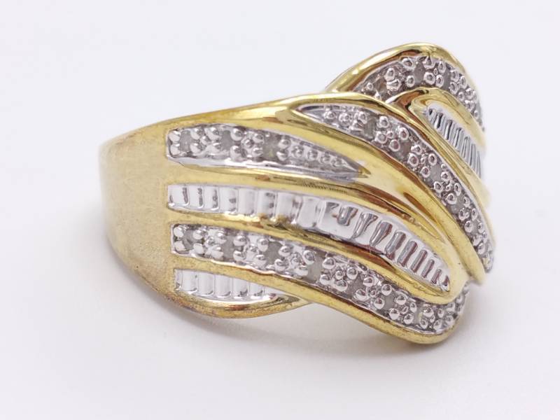 lot 80 image: Ladies Natural Diamond Estate Ring
