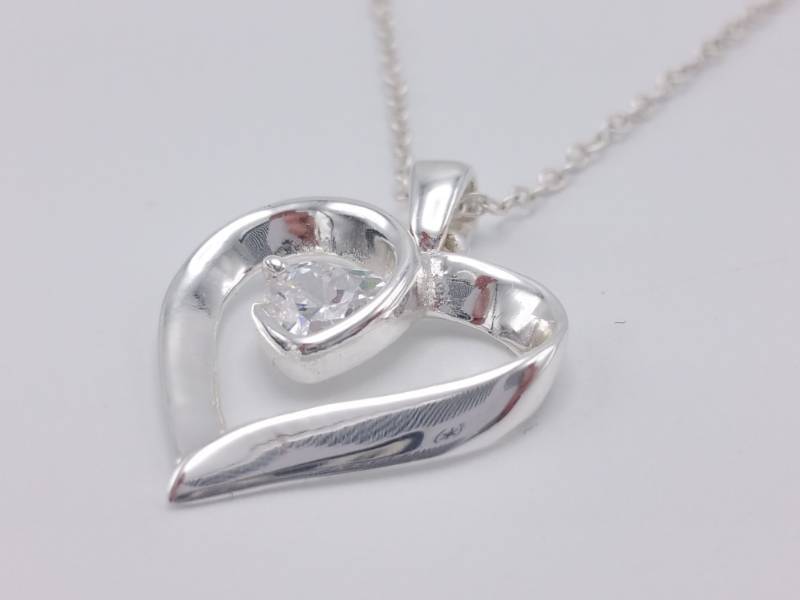 lot 88 image: Beautiful Ladies Heart Shaped Estate Necklace in Sterling Silver
