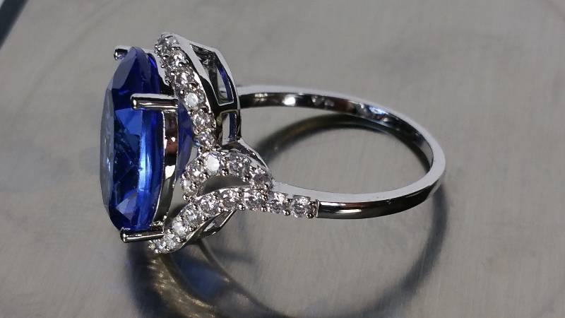 lot 81 image: Glamorous 5 CT Tanzanite Estate Ring