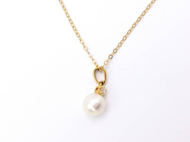 lot 9 image: High Quality Mikimoto Pearl and Diamond Necklace in 18k Yellow Gold