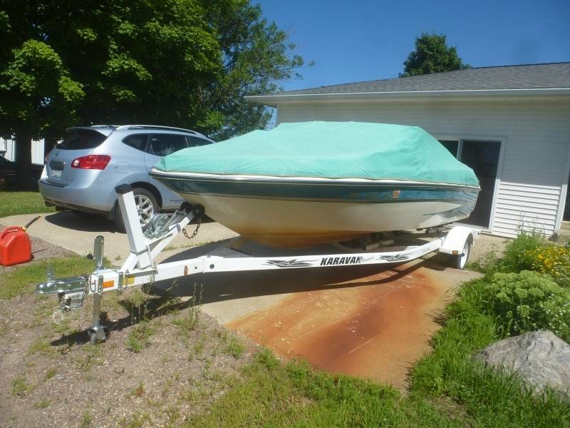 lot 1 image: 2000 Glastron Boat