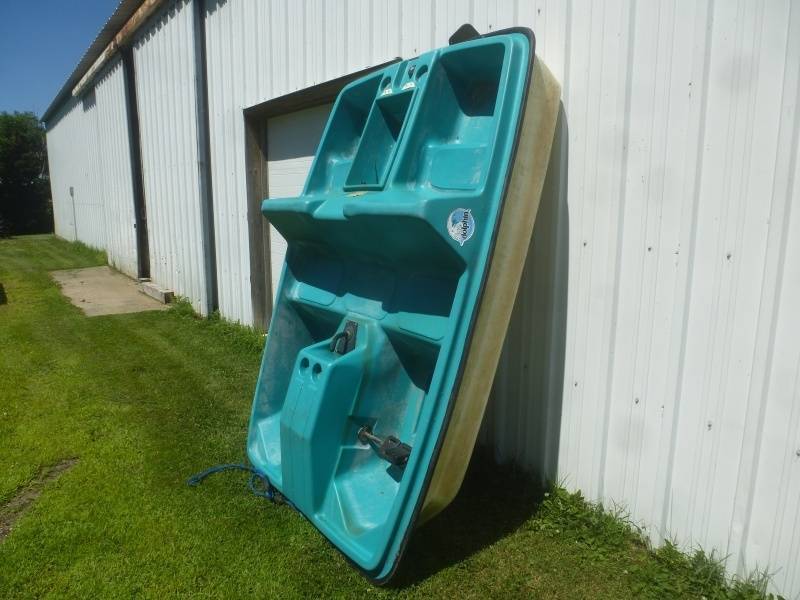 lot 10 image: Dolphin Paddle Boat