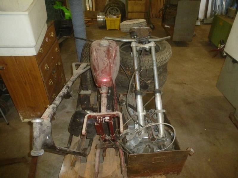 lot 12 image: Harley Davidson Sportster Frame & Parts