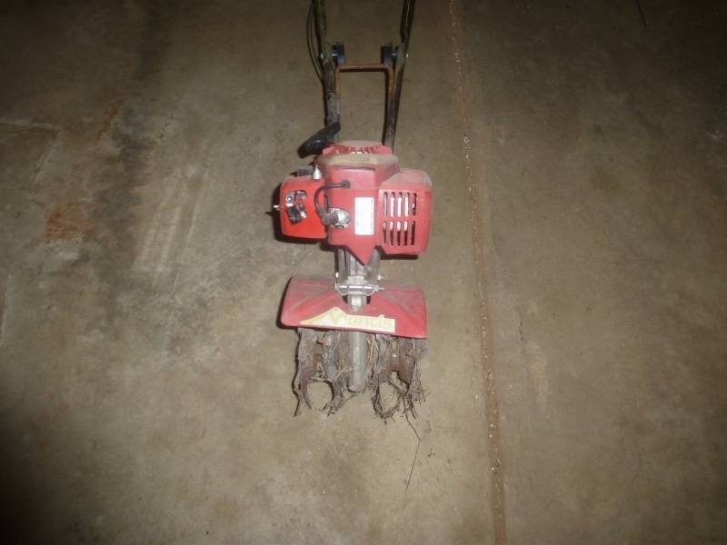 lot 15 image: Mantis Tiller
