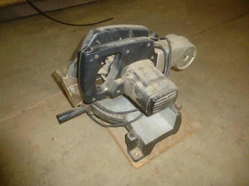 lot 21 image: Black & Decker Miter Saw