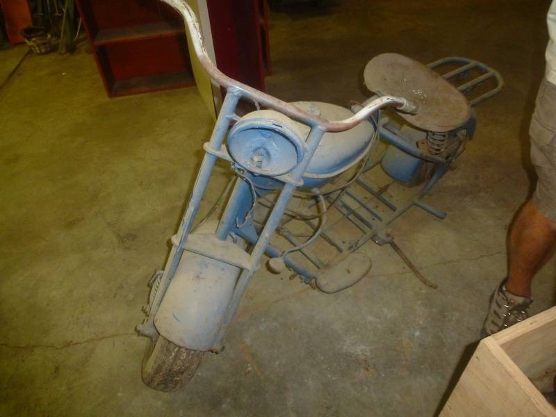 lot 45 image: 1949 Cushman Eagle