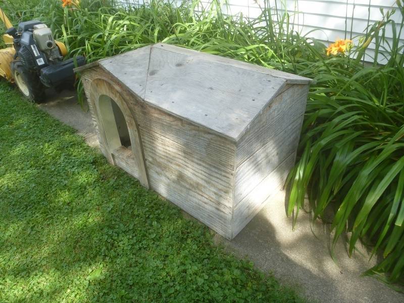 lot 100 image: Insulated Dog House