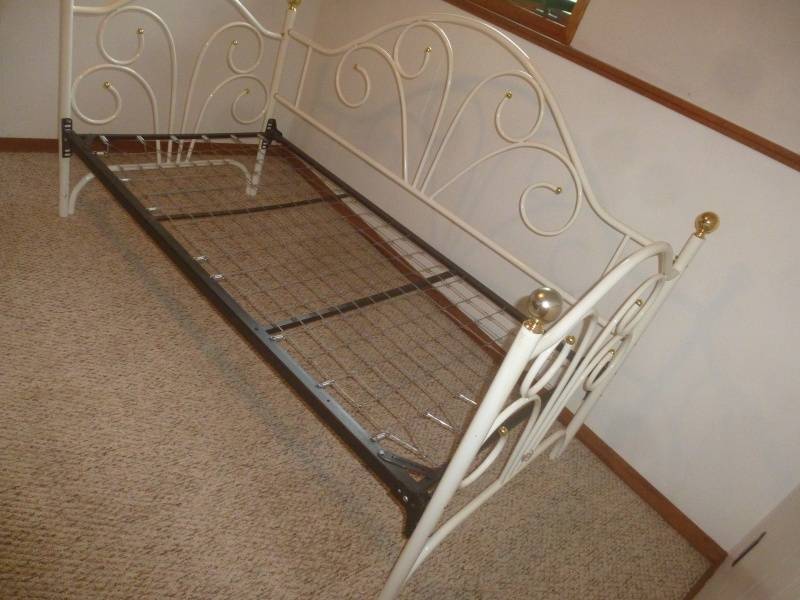 lot 103 image: Day Bed Frame