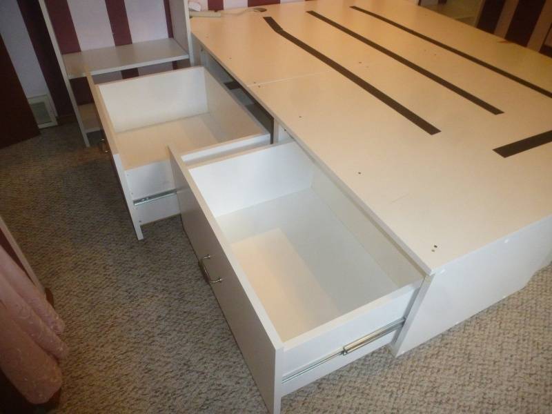 lot 105 image: Queen Size Bed Base Drawer Unit