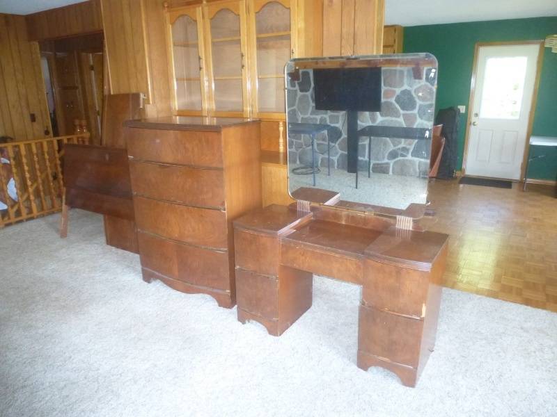 lot 108 image: Antique Walnut Bedroom Set