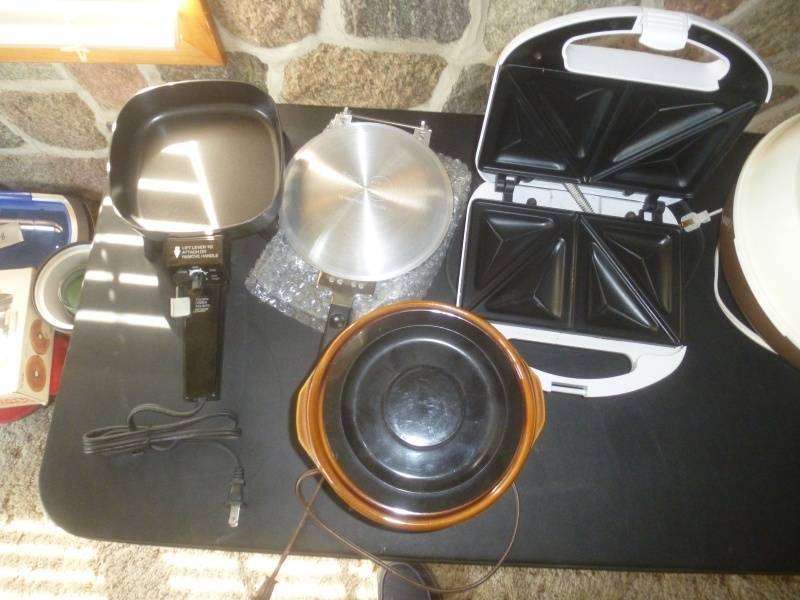 lot 122 image: Electric Croissant Maker, Crock Pot