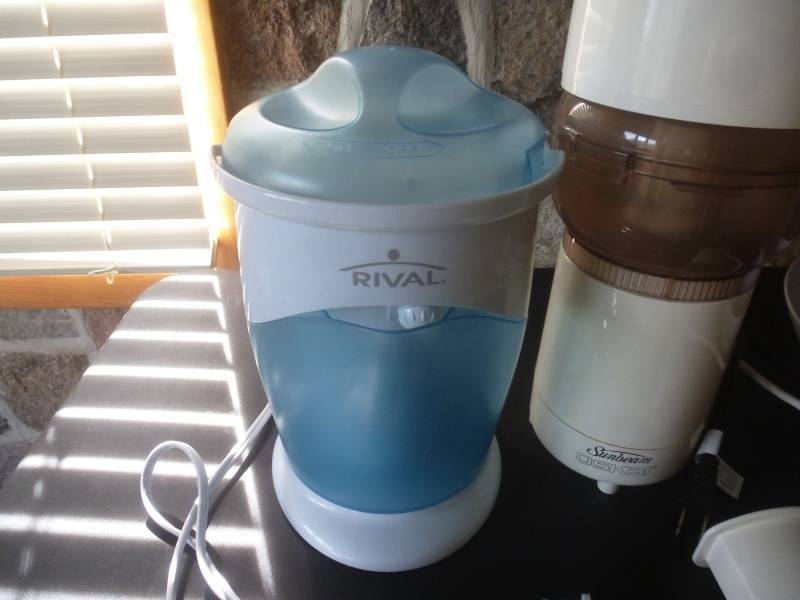lot 125 image: Rival Juicer, Sunbeam Oskar, Fondue Set