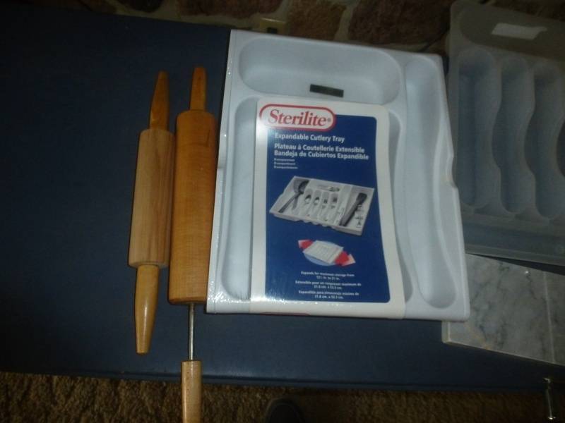 lot 127 image: Pie Rollers, Cutlery Trays, Cheese Slicers, Bowl Set