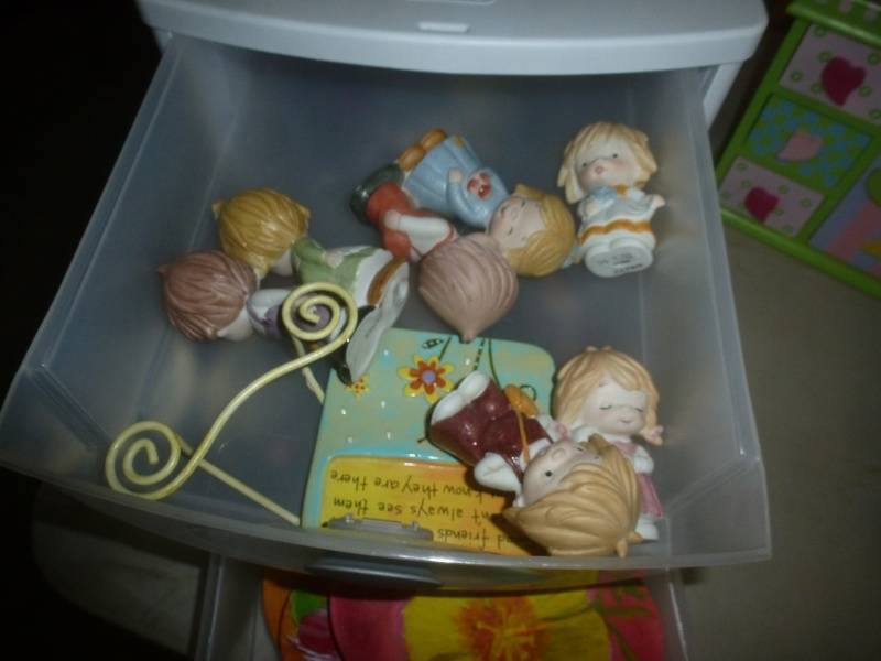 lot 142 image: Kids Chest, Statues, Organizer