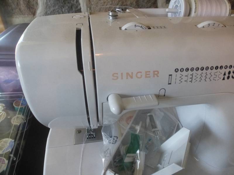 lot 143 image: Singer Sewing Machine