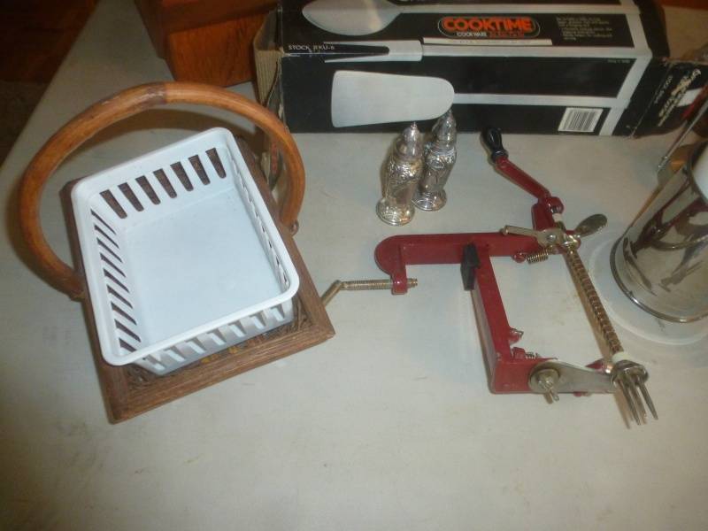 lot 151 image: Apple Slicer, Knife set, Salt& Pepper Grinder
