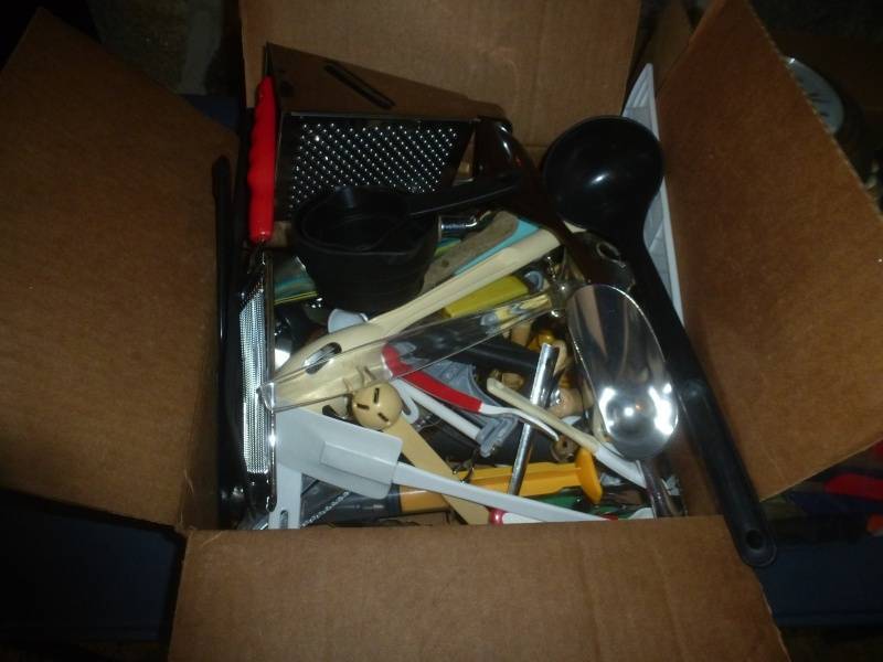 lot 157 image: Spice Rack, Silverware, Assorted knives