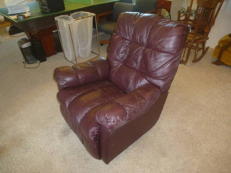 lot 176 image: Leather Recliner