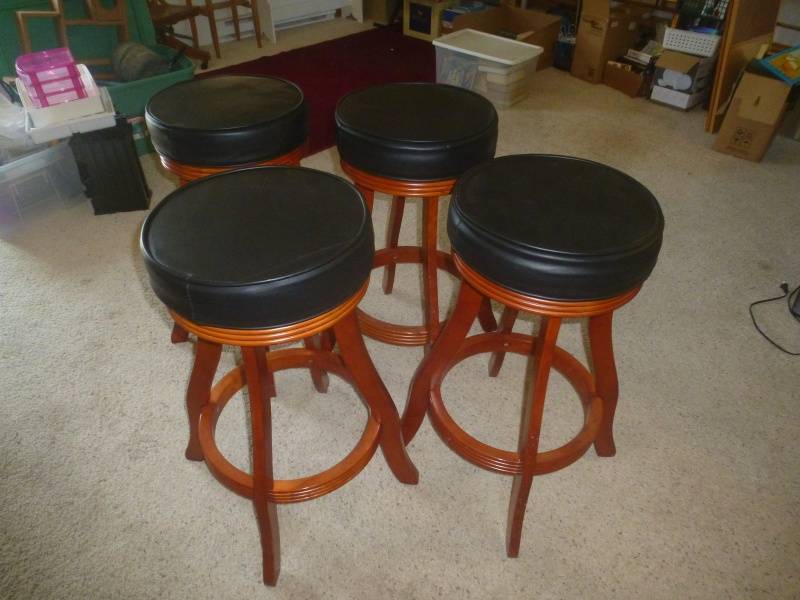 lot 182 image: Bar Stool Set
