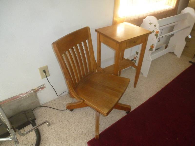 lot 184 image: Oak Swivel Chair & Plant Stand