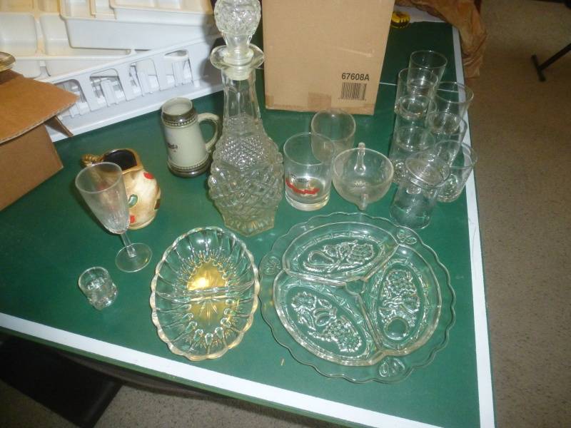 lot 190 image: Glassware & Tupperware trays