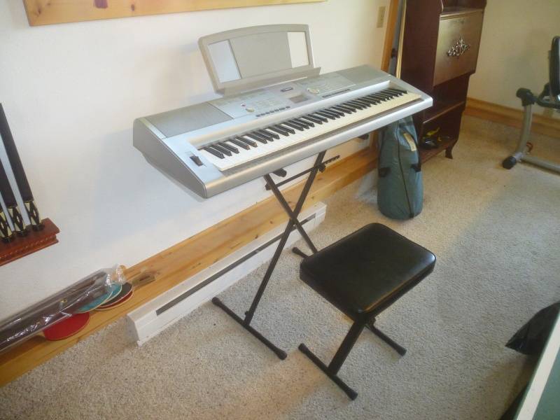 lot 202 image: Yamaha Key Board