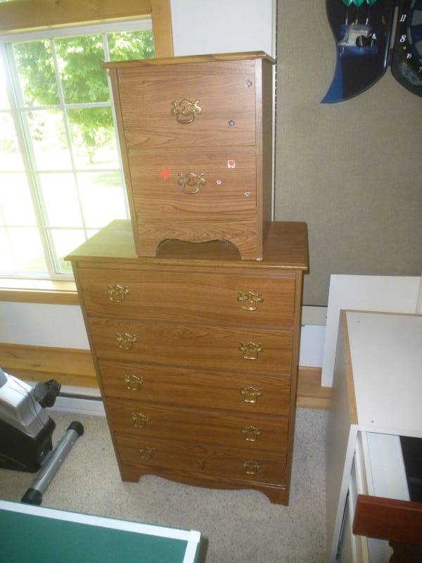 lot 206 image: Chest of Drawers & Night Stand