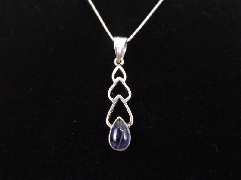 .925 Sterling Silver Amethyst Cabochon Pendant Necklace
