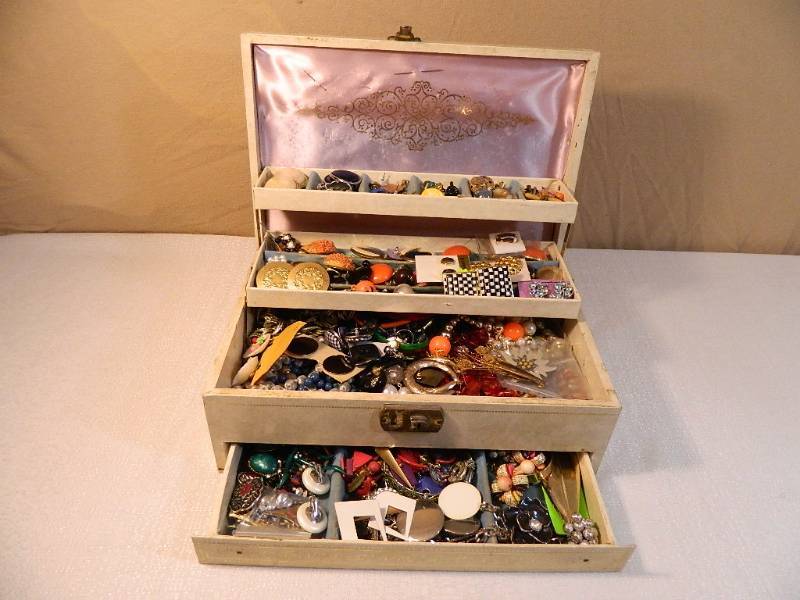 lot 10 image: Jewelry Box Full of Vintage Jewelry