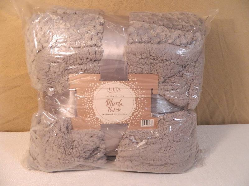 lot 19 image: New Ulta Limited Edition Plush Throw