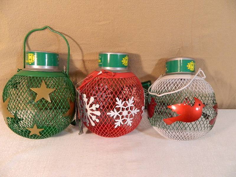 lot 55 image: 3 New Perky Pet Solar Bird Feeders