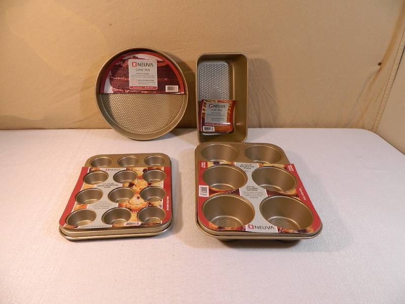 lot 70 image: 4 New Bake Pans