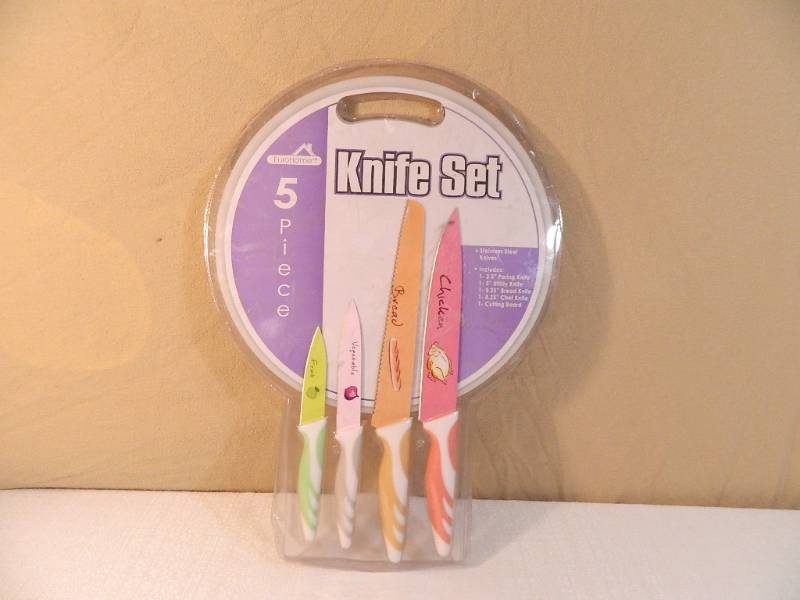 lot 94 image: New Cuttingboard and Knife Set