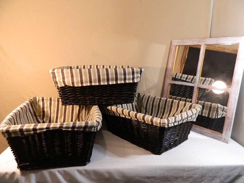 lot 124 image: 3 Organizer Baskets and Mirror
