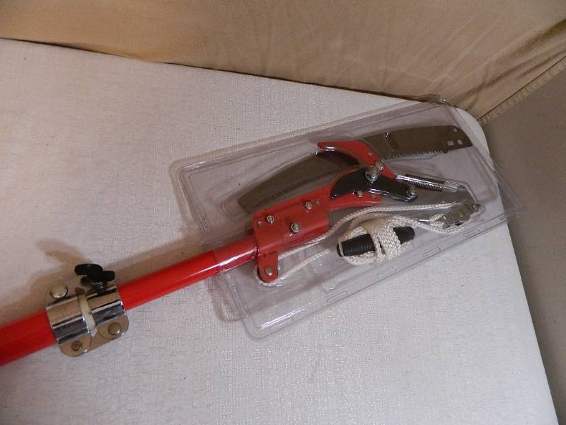 lot 151 image: New Telescoping Tree Trimmer