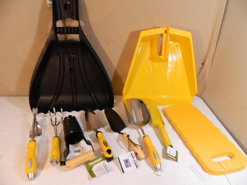 lot 153 image: Assorted Gardening Hand Tools