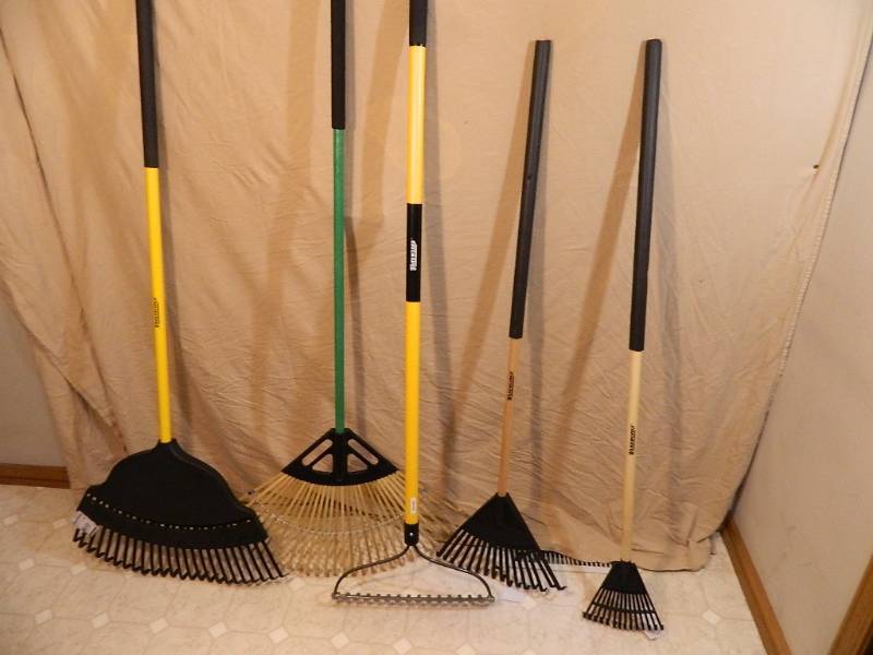 lot 166 image: 5 New Rakes